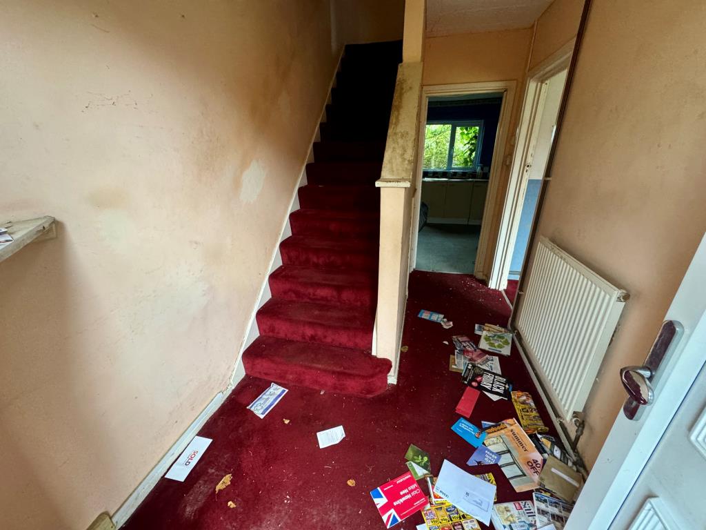 Lot: 159 - MID-TERRACE HOUSE FOR IMPROVEMENT - Entrance hall